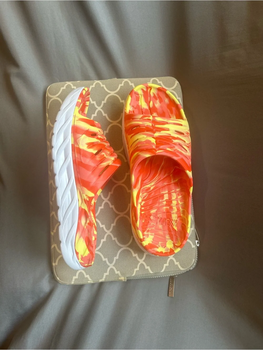 HOKA ONE ONE ORA Recovery Slide (LIKE NEW) (Sz 8 M / 10 W)
